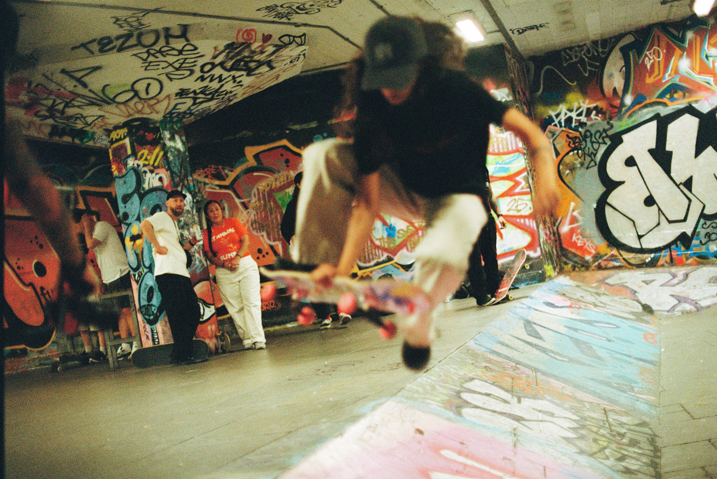 Houda Ait Lahcen performs a frontside boneless in front of Rosie Archie and Joel Pippus